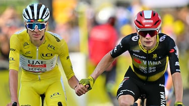 Tadej Pogacar y Jonas Vingegaard se dan la mano al cruzar la meta de Le Mont Dore Puy de Sancy, en el Macizo Central.