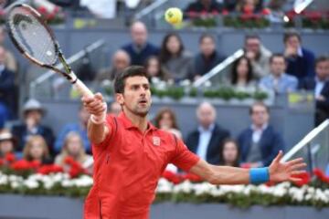 El tenista serbio Novak Djokovic devuelve la bola al escocés Andy Murray, en la final del torneo de tenis de Madrid que se disputa en la Caja Mágica. 