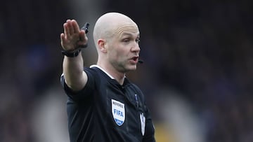 El &aacute;rbitro Anthony Taylor dirigiendo un partido de la Premier League la pasada temporada.