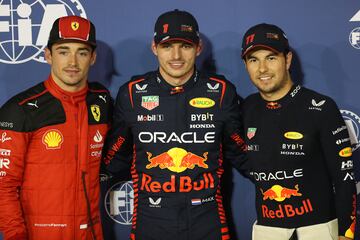 Max Verstappen, Sergio Pérez y Charles Leclerc en el podio de Bahréin tras la clasificación en el circuito Internacional de Baréin.