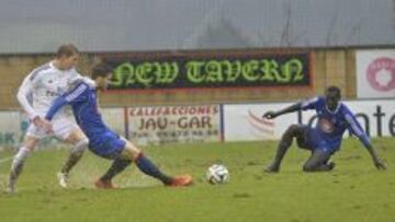 Odegaard, que se estrenó en el once del Castilla, pelea un balón sobre el barrizal de Urritxe.