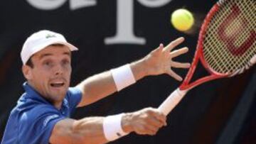 Roberto Bautista golpea la bola en el partido contra el alemán Michael Berrer.