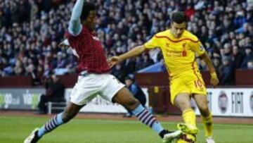 El volante colombiano Carlos Sánchez disputa un balón con el jugador brasileño del Liverpool, Coutinho.