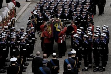 El ataúd de la reina Isabel II sale de Westminster Hall para su funeral en la Abadía de Westminster en el centro de Londres. 