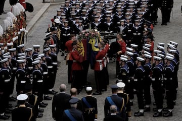 El ataúd de la reina Isabel II sale de Westminster Hall para su funeral en la Abadía de Westminster en el centro de Londres. 