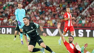 01-09-24. MOMENTO EN QUE VÍCTOR CAMPUZANO SE DISPONE A CELEBRAR SU GOL PARA EL SPORTING EN ALMERÍA.