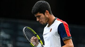 Carlos Alcaraz, durante un punto en su partido ante Hugo Gaston en el Masters 1.000 de Par&iacute;s.