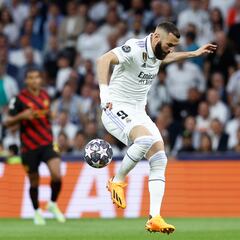 Why does Karim Benzema wear a bandage on his hand?