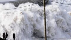 Olas gigantes en Nazar&eacute; (Portugal).