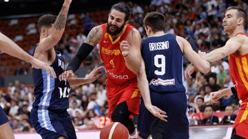 GRAF1800. NINGBO (CHINA), 27/08/2019.-El español Ricky Rubio (c) pelea por la pelota durante el amistoso ante Argentina que ambas selecciones juegan, este martes, en la ciudad de Ningbó. China acoge el Mundial de Baloncesto 2019 desde el 31