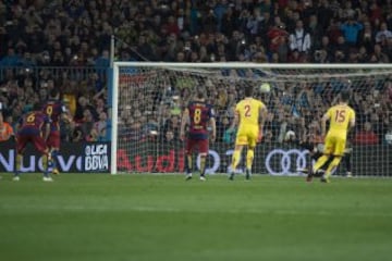 Luis Suárez autor del gol 4-0 de penalti 