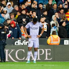 Tangana en el túnel de Mestalla: Tchouameni rompe un muro publicitario