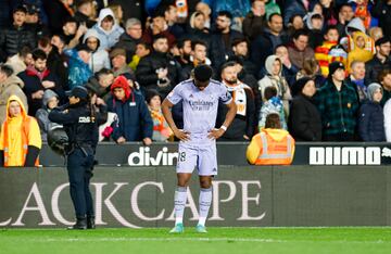 El jugador del Real Madrid, Aurelien Tchouameni, desolado por la gravedad de la lesión del defensa guineano del Valencia.