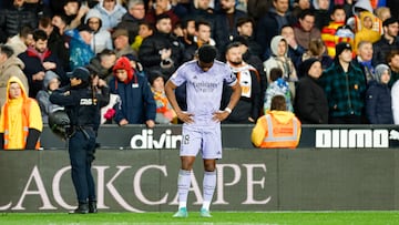 El jugador del Real Madrid, Aurelien Tchouameni, desolado por la gravedad de la lesión del defensa guineano del Valencia.