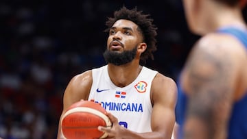 Bulacan (Philippines), 25/08/2023.- Karl-Anthony Towns of Dominican Republic takes a free throw during the FIBA Basketball World Cup 2023 group stage match between Dominican Republic and the Philippines in Bulacan, Philippines, 25 August 2023. (Baloncesto, República Dominicana, Filipinas) EFE/EPA/ROLEX DELA PENA
