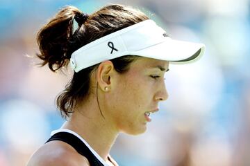 Garbiñe Muguruza wears a black ribbon in memory of the victims during her match in Mason, Ohio.