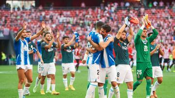 EL Espanyol celebra el triunfo en San Mamés.