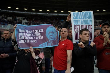 Tras la derrota de 0-3 ante el Burnley, seguidores de los Hammers ingresaron al campo para recriminar a sus jugadores.