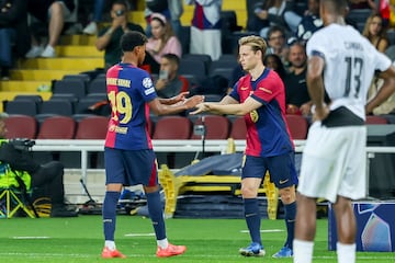 Minuto 73. Frenkie de Jong vuelve a jugar cinco meses después. En la imagen, Lamine Yamal es sustituido por el jugador neerlandés que regresa a los terrenos de juego tras su lesión.