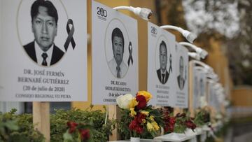 Homenaje en un hospital de Lima, Per&uacute;, a los m&eacute;dicos que han fallecido mientras combat&iacute;an a la COVID-19 en el pa&iacute;s.