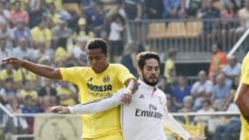 Gio lucha un balón con Isco.