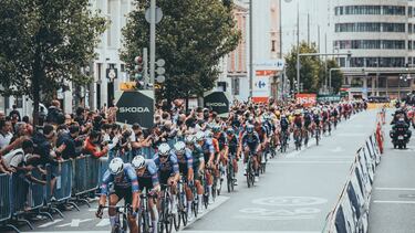 Pelotón de La Vuelta pasa por la Gran Vía de Madrid.