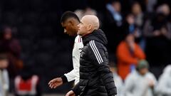 Marcus Rashford y Erik ten Hag, jugador y entrenador del Manchester United, abandonan el terreno de juego.