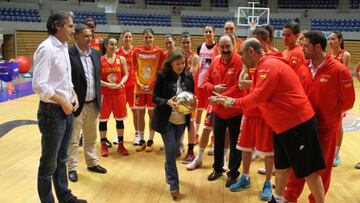 Sáenz de Santamaría: "Estamos muy orgullosas de vosotras"