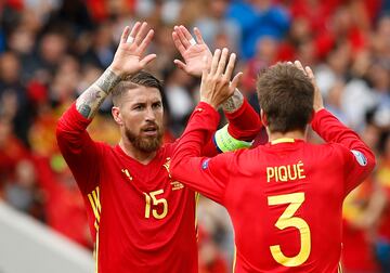 2 triunfos en la fase de grupos le valió a España para pasar a octavos, pero una derrota ante Croacia mandó a España a disputar el partido de octavos ante Italia, que ganó 2-0 a España. En la imagen Ramos celebra con Piqué el tanto del defensa catlán en el partido debut contra República Checa. Fue el primer torneo donde Ramos ejerció de capitán en el terreno de juego.