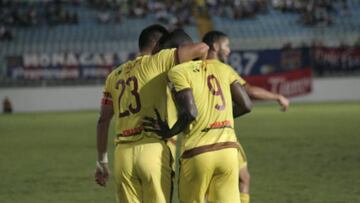 Dos jugadores del Trujillanos celebran un gol durante un partido.  