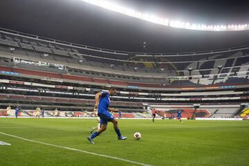 Lo anterior lo dio a conocer la Liga MX a través de un comunicado publicado el martes 16 junio. "Del total de las 50 pruebas, se detectó un jugador con resultado positivo que se encuentra asintomático; otra prueba arrojó un resultado inconcluso -sólo se detectó uno de los tres genes del virus- y se realizará un nuevo estudio del que se tendrán resultados en los próximos días." se lee en el texto.