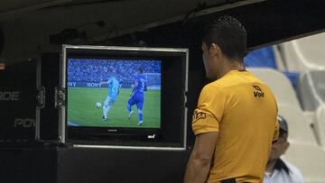 El videoarbitraje validó el gol de Gallos Blancos que en un principio no observó el árbitro central. Jugadas después, Jorge Antonio Pérez Durán no expulsó a Méndez a pesar de revisarlo en el monitor.