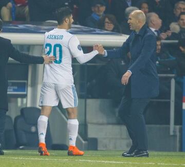 Marco Asensio congratulated by manager Zidane.
