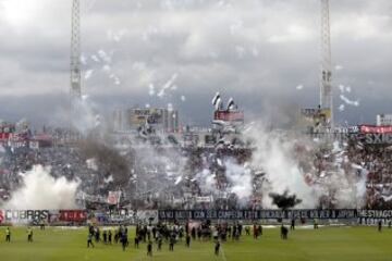 Miles de hinchas albos se hicieron presente en el Estadio Monumental.