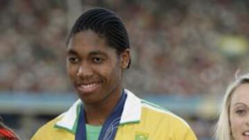 Miles de personas recibieron hoy en Johannesburgo, como una heroína, a la campeona del mundo de 800 metros, Caster Semenya, a su regreso de Berlín, donde obtuvo la medalla de oro en los Campeonatos del Mundo de Atletismo y se donde se puso en duda su feminidad