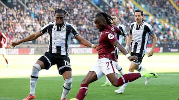 Udine (Italy), 29/12/2024.- Udinese's Kingsley Ehizibue (L) and Torino's Yann Karamoh in action during the Italian Serie A soccer match between Udinese Calcio and Torino FC, in Udine, Italy, 29 December 2024. (Italia) EFE/EPA/Gabriele Menis