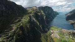 Imagen de una carretera de curvas perfecta para el longboard en Lysebotn, Noruega.