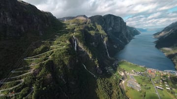 Imagen de una carretera de curvas perfecta para el longboard en Lysebotn, Noruega.