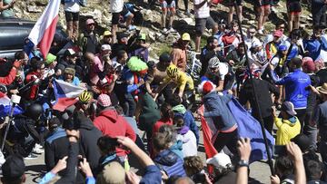 Los aficionados animan a Richie Porte, Chris Froome y Bauke Mollema durante la subida al Mont Ventoux en la 12&ordf; etapa del Tour de Francia 2016.