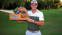 El golfista noruego Viktor Hovland posa con el t&iacute;tulo de campe&oacute;n del World Wide Technology Championship de Mayakoba en el campo de golf de El Camale&oacute;n, en Playa del Carmen, M&eacute;xico.