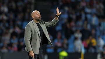 Claudio Giráldez da instrucciones durante el partido disputado contra el Niza en Balaídos.
