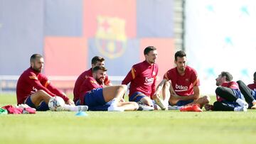 Piqu&eacute;, Sergi Roberto, Lenglet, Busquets y Messi, en un momento de reposo en el entrenamiento de ayer.