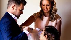 Fonsi Nieto y Alba Carrillo hacen gala de buena sintonía en la comunión de su hijo