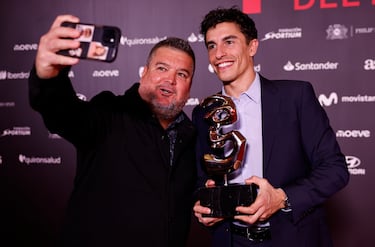 Mela Chércoles, enviado especial a los GGPP de Motociclismo, se fotografía con Marc Márquez,  Premio AS del Deporte 2025.