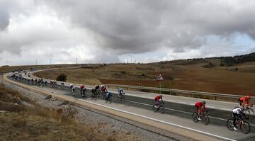 Panorámica del pelotón durante la etapa de hoy.