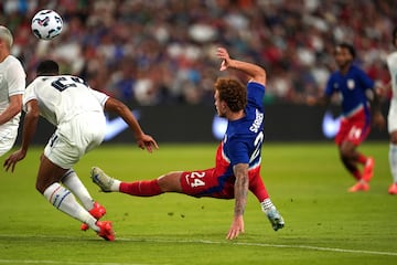 Josh Sargent intenta alcanzar una pelota.
