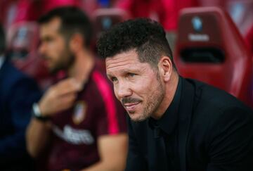 Simeone warms the Calderon bench for the last time.