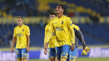 Los jugadores de Las Palmas lamentándose tras el final del partido.