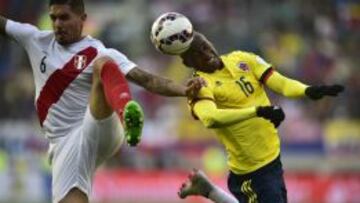 Vargas disputa un balón con Víctor Ibarbo en el juego ante Colombia por la Copa América.