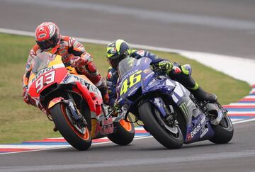 El de Honda ya hab¨ªa tocado a Aleix Espargar¨® mientras recuperaba posiciones porque hab¨ªa recibido un 'ride through' tras la salida. Al pasar a Rossi, le empuj¨®. Fue sancionado con 30 segundos.